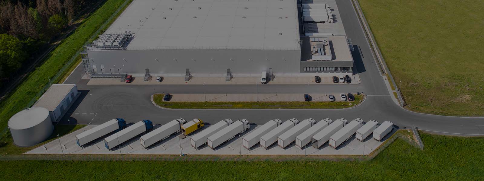 Grosses Logistikunternehmen mit einigen Lastwagen